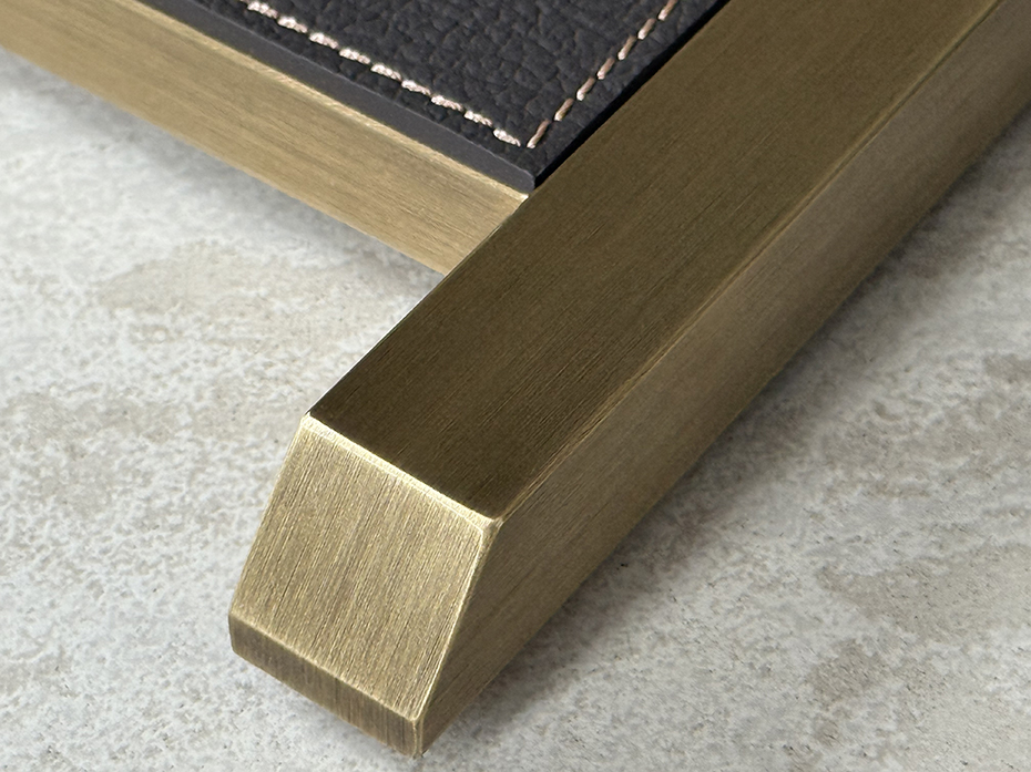 Напольная вешалка для одежды FURNITEK FG-094 из латуни и натуральной кожи античная латунь