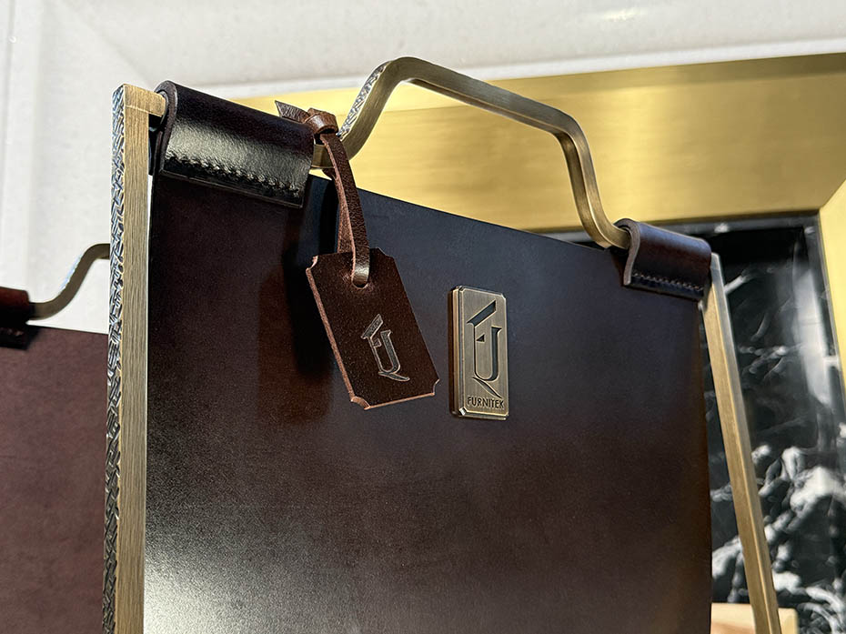 Дровница с кожаной вставкой FG-12053 античная латунь с чеканкой