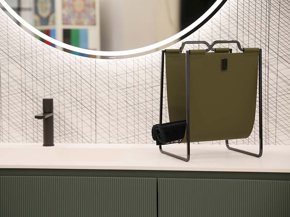 Подставка под сумки Furnitek FG-138 черненая латунь с полировкой