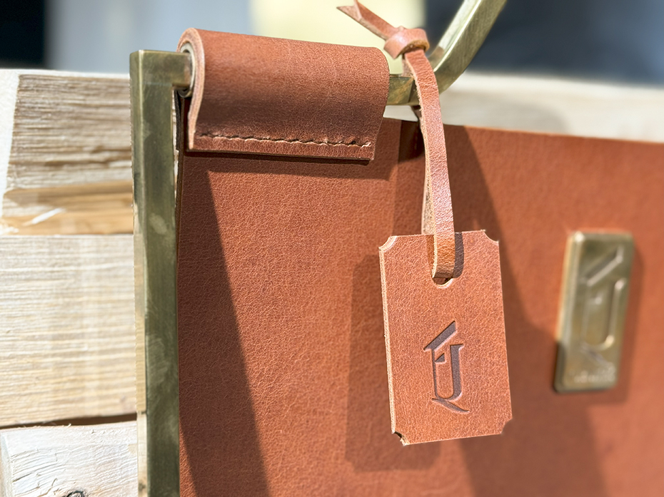 Дровница с кожаной вставкой FG-12056 полированная латунь состаренная