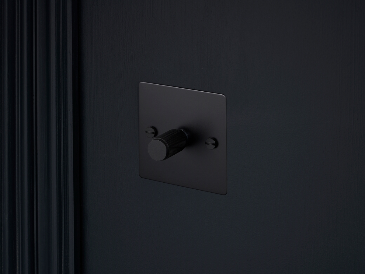 Диммер Buster & Punch одинарный UK-DI-CO-1G-BL-A чернёная латунь