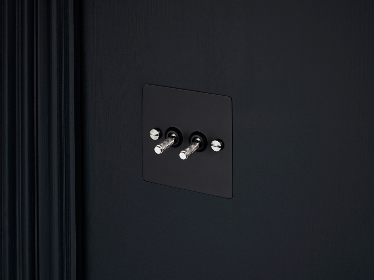 Выключатель тумблерный Buster & Punch двойной UK-TO-CO-2G-BL-ST черный с хромом