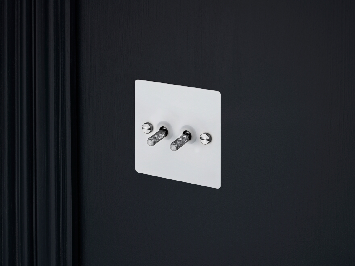 Выключатель тумблерный Buster & Punch двойной UK-TO-CO-2G-WH-ST белый с хромом