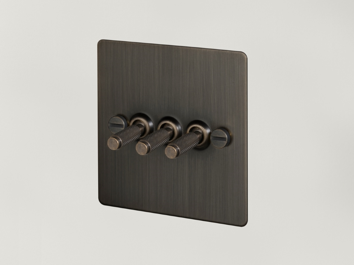 Выключатель тумблерный Buster & Punch тройной UK-TO-CO-3G-SM-ST матовая бронза