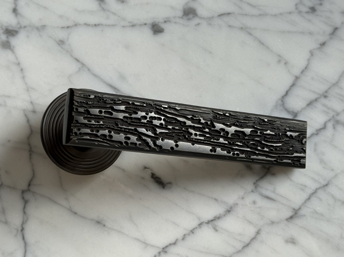 Дверная ручка на розетке Oliver Knights Serlo LH чёрная бронза