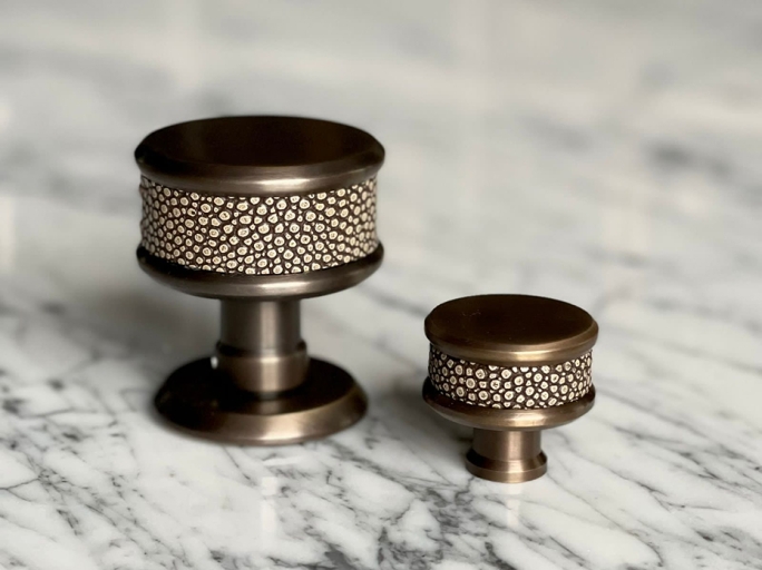 Дверная ручка-кноб на круглой розетке Oliver Knights Shagreen DK 57мм матовая бронза