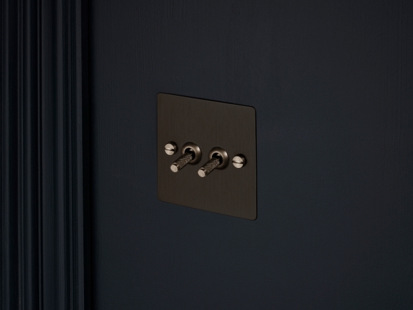 Выключатель тумблерный Buster & Punch двойной UK-TO-CO-2G-SM-A матовая бронза