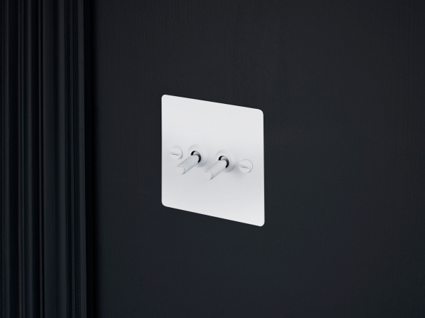 Выключатель тумблерный Buster & Punch двойной UK-TO-CO-2G-WH латунь/сталь