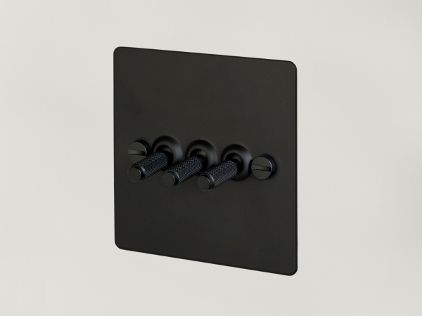 Выключатель тумблерный Buster & Punch тройной UK-TO-CO-3G-BL чернёная латунь