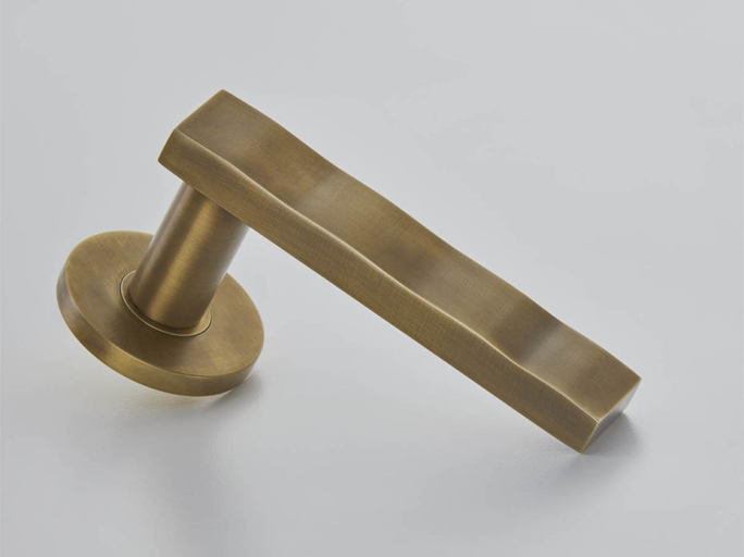 Дверная ручка на розетке Croft W300 Wave античная латунь