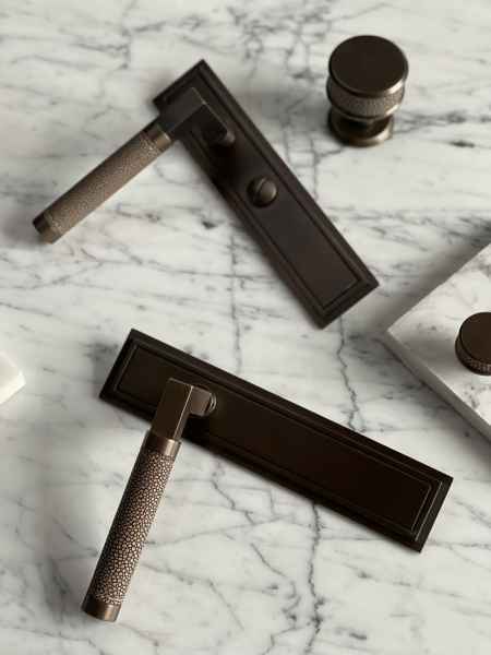 Ручки для дверей с кожей на планках Oliver Knights